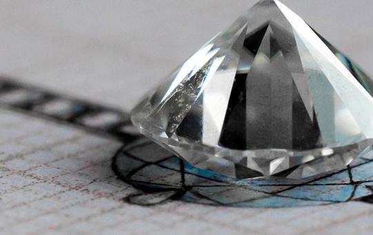 Come leggere un certificato gemmologico: guida 2025 per diamanti lab-grown